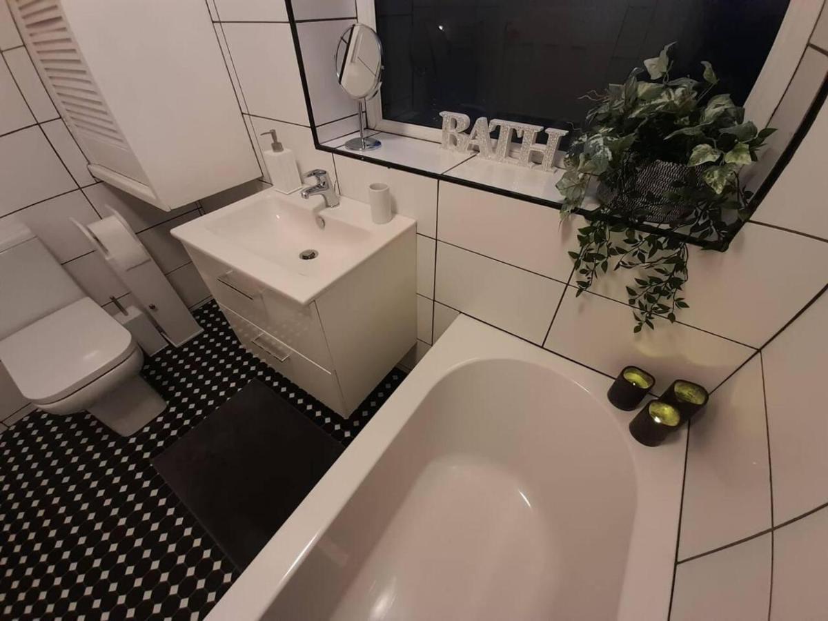 Willa Bright 4-Bed House 15 Min To Manchester Centre Zewnętrze zdjęcie