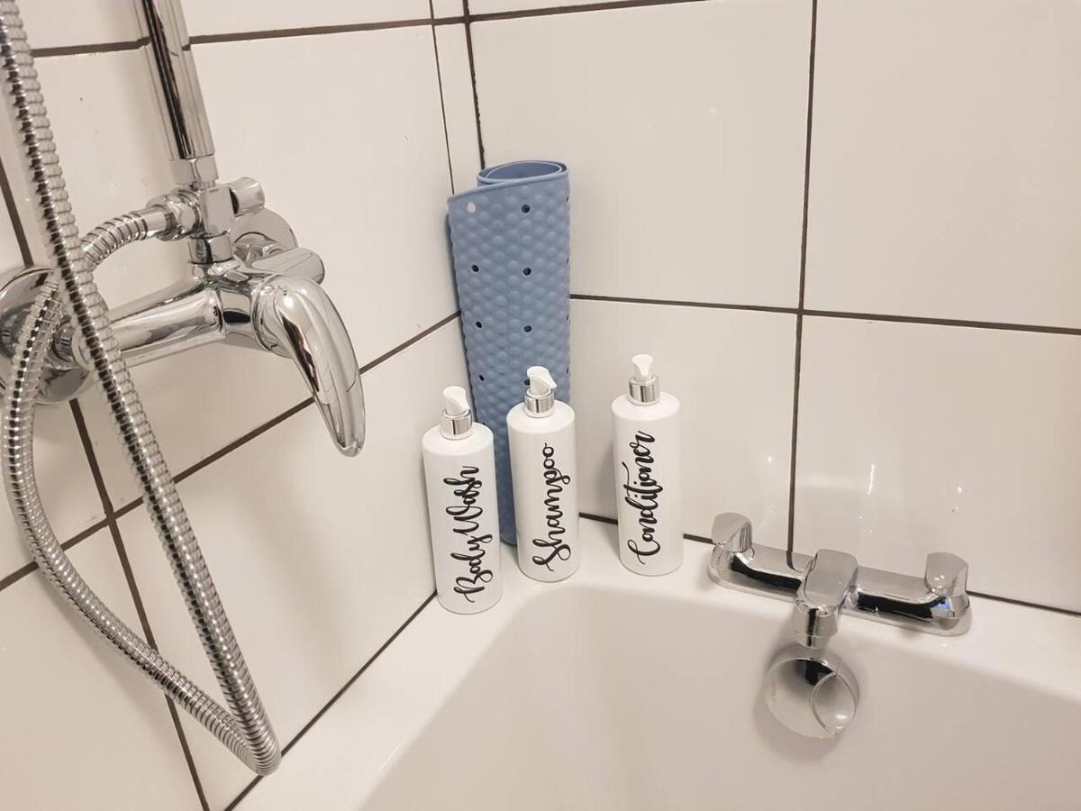Willa Bright 4-Bed House 15 Min To Manchester Centre Zewnętrze zdjęcie